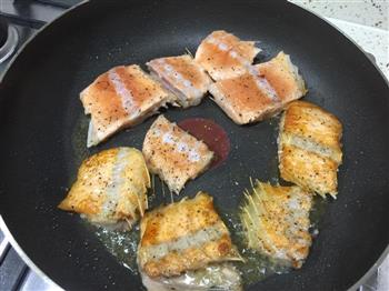 香煎三文鱼骨-懒人菜的做法步骤2