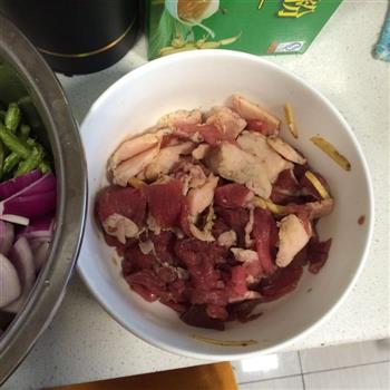 干锅肥肠牛肉的做法步骤2
