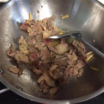 干锅肥肠牛肉的做法步骤5