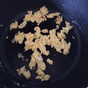 秋葵炒鸡蛋虾皮的做法步骤2