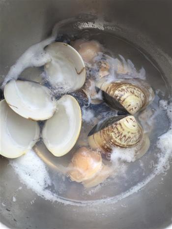 海蚌蒸蛋的做法图解2