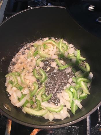 鸡丝奶油蘑菇汤-孙红雷打动主厨的做法步骤5