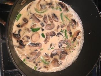 鸡丝奶油蘑菇汤-孙红雷打动主厨的做法步骤7