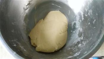 豆沙蛋黄月饼的做法图解3