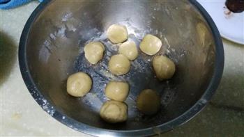 豆沙蛋黄月饼的做法步骤7