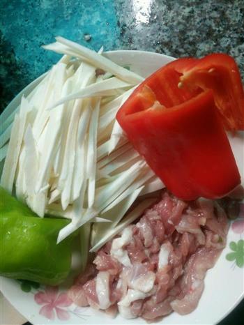 双椒茭白肉丝的做法步骤1