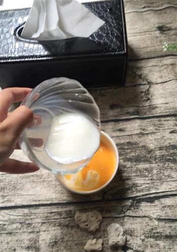 无孔甜牛奶炖蛋的做法步骤2
