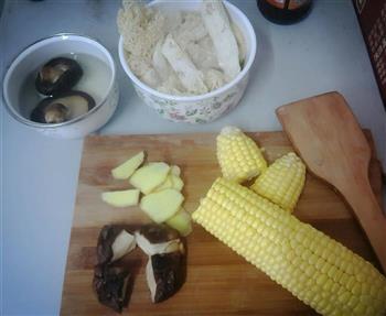 竹荪玉米排骨汤的做法步骤2