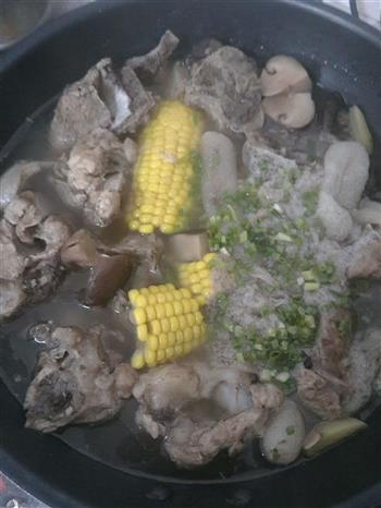 竹荪玉米排骨汤的做法步骤3