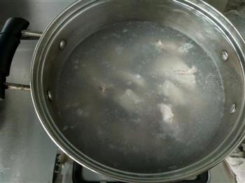 西红柿玉米排骨汤的做法步骤2