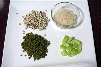 薏米黄瓜绿豆浆的做法步骤2