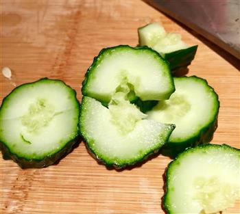 最简单的清凉一夏-蒜拍黄瓜的做法步骤2
