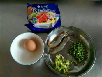 鲜虾菜豆鸡蛋面的做法图解1