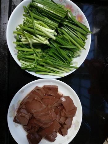 韭菜炒猪血的做法步骤1