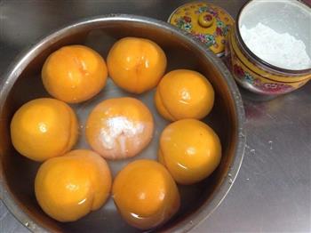 香甜糖水黄桃罐头的做法步骤2