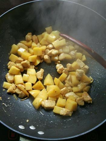 土豆焖鸡肉的做法图解3