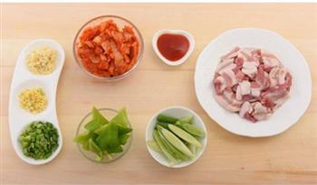 辣白菜炒五花肉的做法步骤1