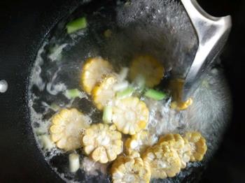 玉米海带排骨汤的做法图解3