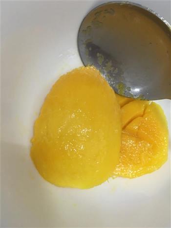 完胜甜品店的 芒果椰汁西米露的做法步骤4