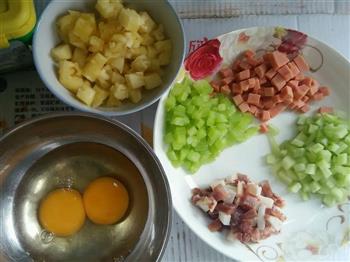 菠萝腊肉饭的做法步骤1