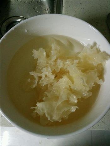 银耳莲子百合红枣枸杞汤的做法步骤1