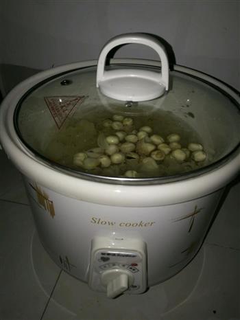 银耳莲子百合红枣枸杞汤的做法步骤5