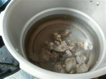 玉米莲藕排骨汤的做法步骤2