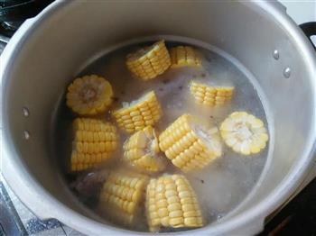 玉米莲藕排骨汤的做法步骤3