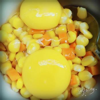 玉米胡萝卜煎蛋的做法图解2