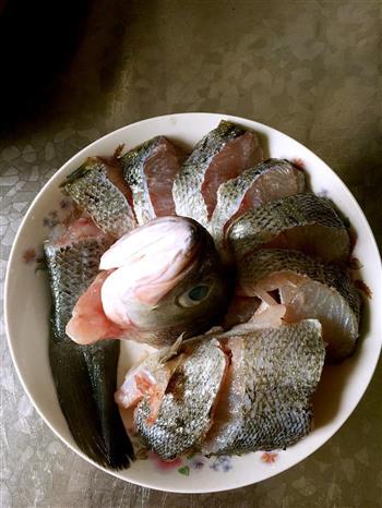 高逼格易上手大菜-清蒸鲈鱼的做法步骤1
