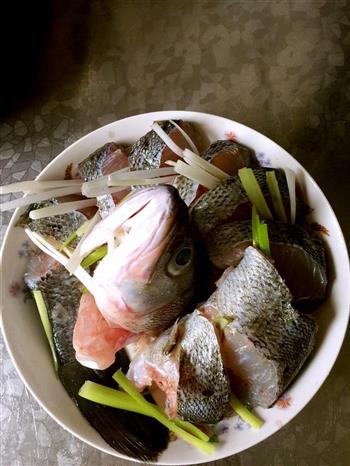高逼格易上手大菜-清蒸鲈鱼的做法步骤3