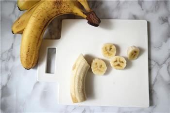 香蕉核桃冰激凌的做法步骤1