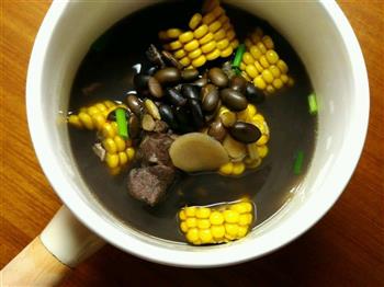 黑豆玉米排骨汤 ‖ 浓浓的黑心汤的做法步骤3