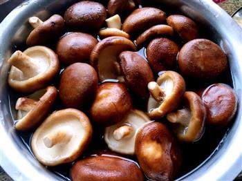 香菇土豆炖鸡腿的做法步骤1