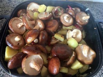 香菇土豆炖鸡腿的做法步骤12