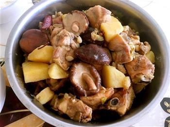 香菇土豆炖鸡腿的做法步骤16