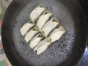 锅贴，韭菜肉的做法步骤8
