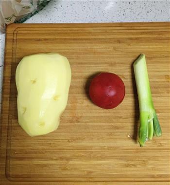 西红柿炒土豆丝的做法图解1