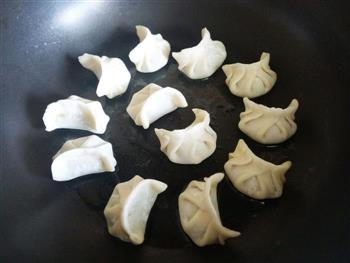 香菇猪肉韭菜煎饺的做法步骤14