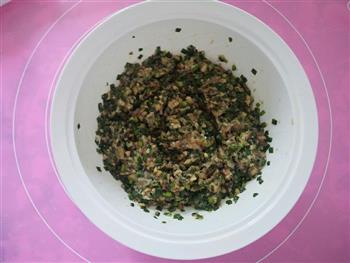 香菇猪肉韭菜煎饺的做法步骤3