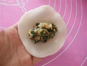 香菇猪肉韭菜煎饺的做法步骤5
