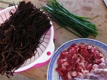 蕨菜煸肉丝的做法步骤1