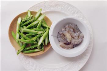 清清小炒，夏日为伴-鲜虾芦笋炒百合的做法步骤2