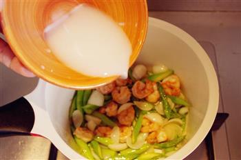 清清小炒，夏日为伴-鲜虾芦笋炒百合的做法步骤9