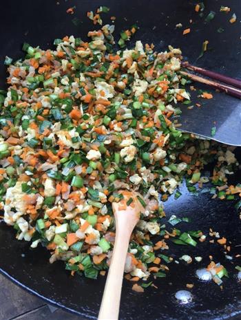 鸡蛋韭菜胡萝卜肉饺子的做法步骤2