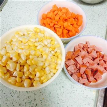 火腿胡萝卜玉米粒的做法步骤1