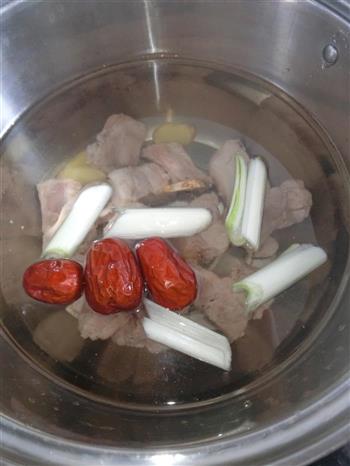 排骨两吃-莲藕排骨汤和红烧小排的做法步骤3