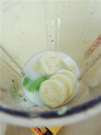 香蕉牛油果奶昔的做法步骤3