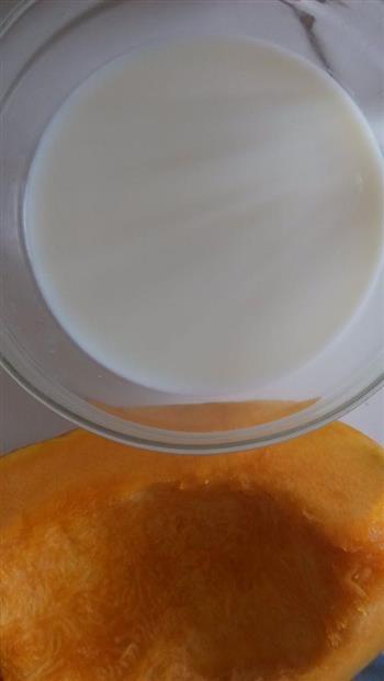 南瓜牛奶浓汤的做法图解1