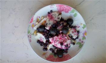 野生蓝莓葡萄干吊炉花生 炒酸奶的做法步骤4